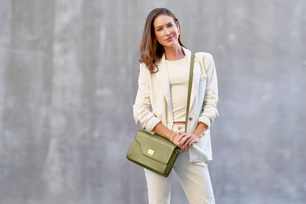 Our patented reversible bag is the heart of Daneault Bags and the creation that started it all. Crafted from 100% genuine cowhide leather and featuring handpicked hardware, this versatile design offer