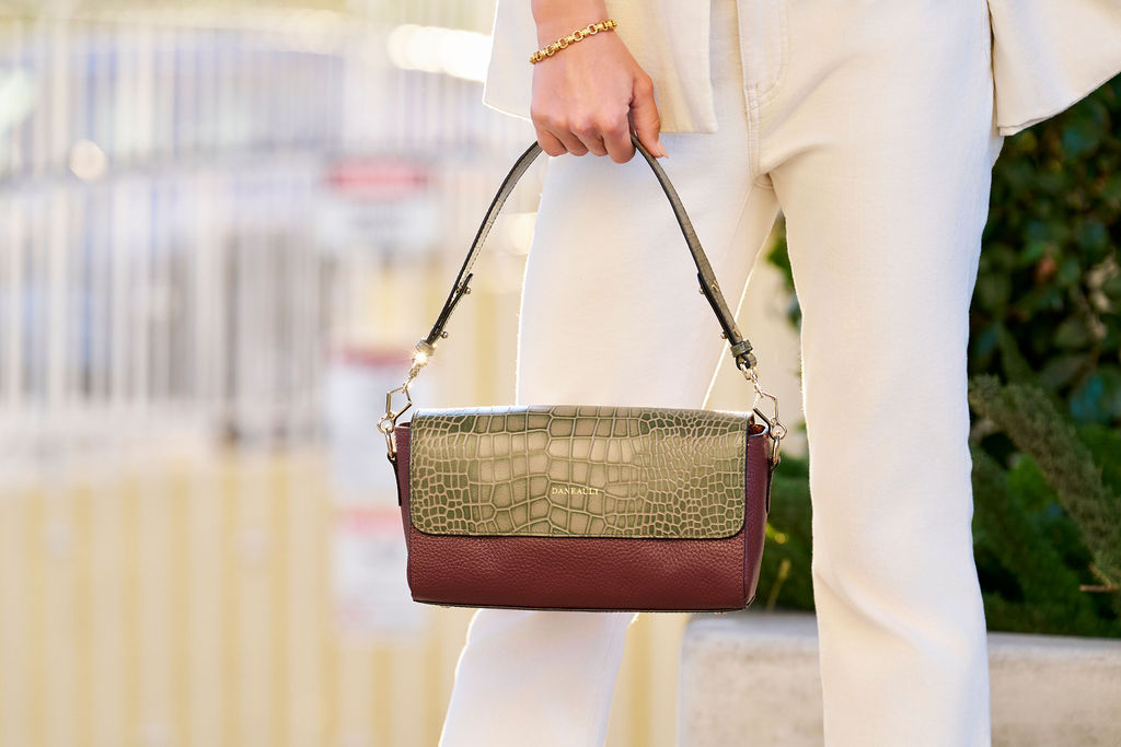 Introducing our Daneault Croc-Embossed Satchel Crossbody, meticulously crafted from high-quality cow leather.  This bag is the epitome of versatility and style, making it a must-have!
