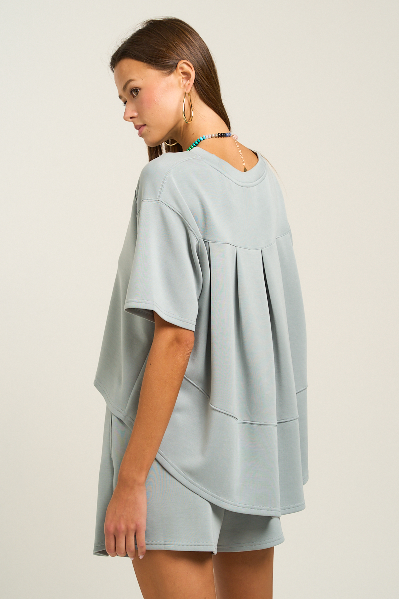 Designed with above-elbow sleeves for a modern touch, the standout features lies in the back - delicate cascade beneath the yok, adding unexpected movement and sophistication. M2480