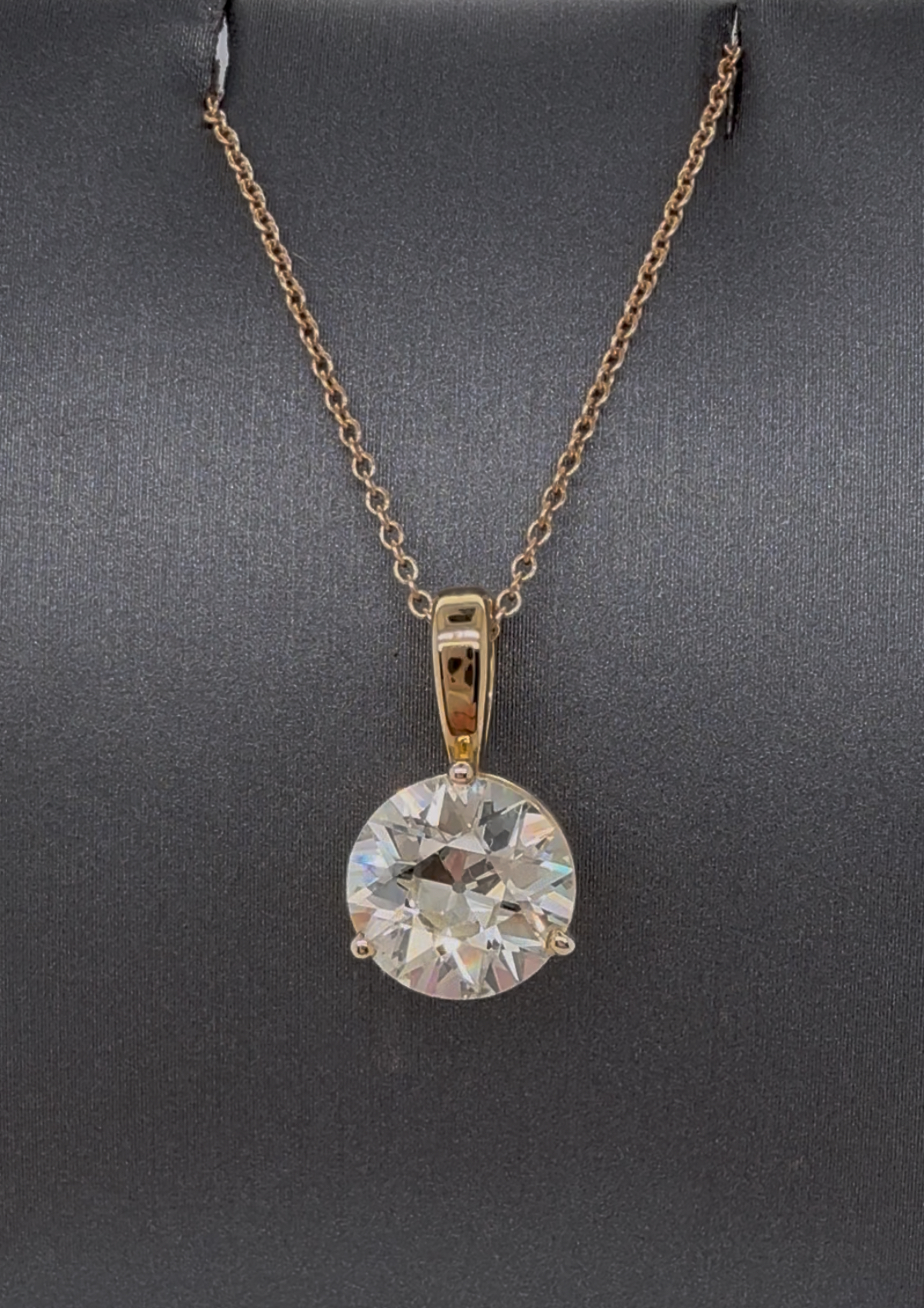 A gorgeous round diamond pendant necklace!