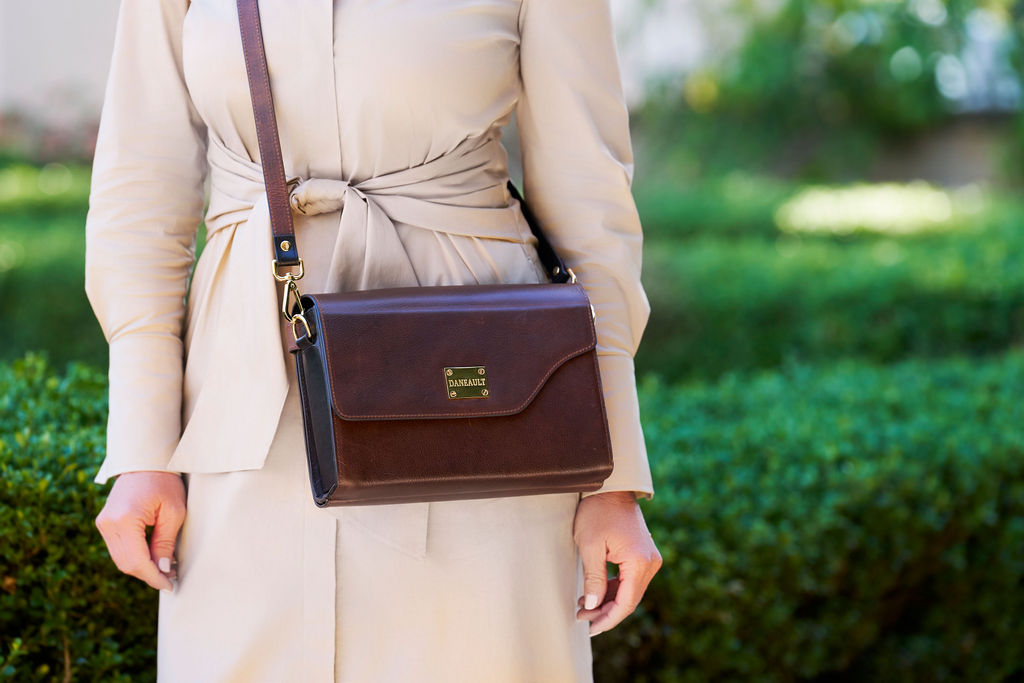 Our patented reversible bag is the heart of Daneault Bags and the creation that started it all. Crafted from 100% genuine cowhide leather and featuring handpicked hardware, this versatile design offer