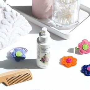 Organic-rich leave-in detangler inspired by Japan, using Tsubaki oil. Helps smooth, soften, and manage kids’ hair without weighing it down—ideal for bath, body, and kids retail.