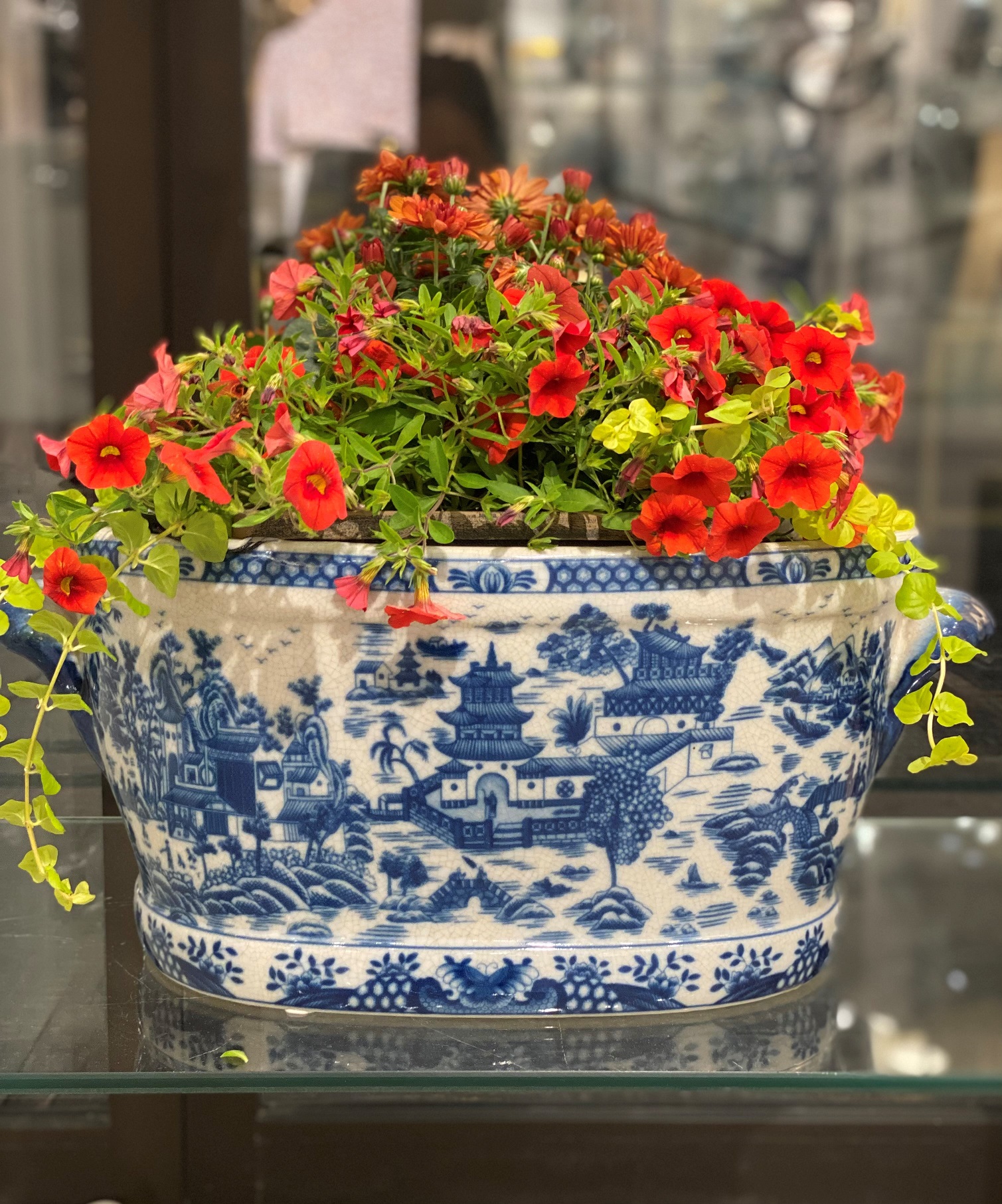 Handpainted classic blue willow porcelain planter 
