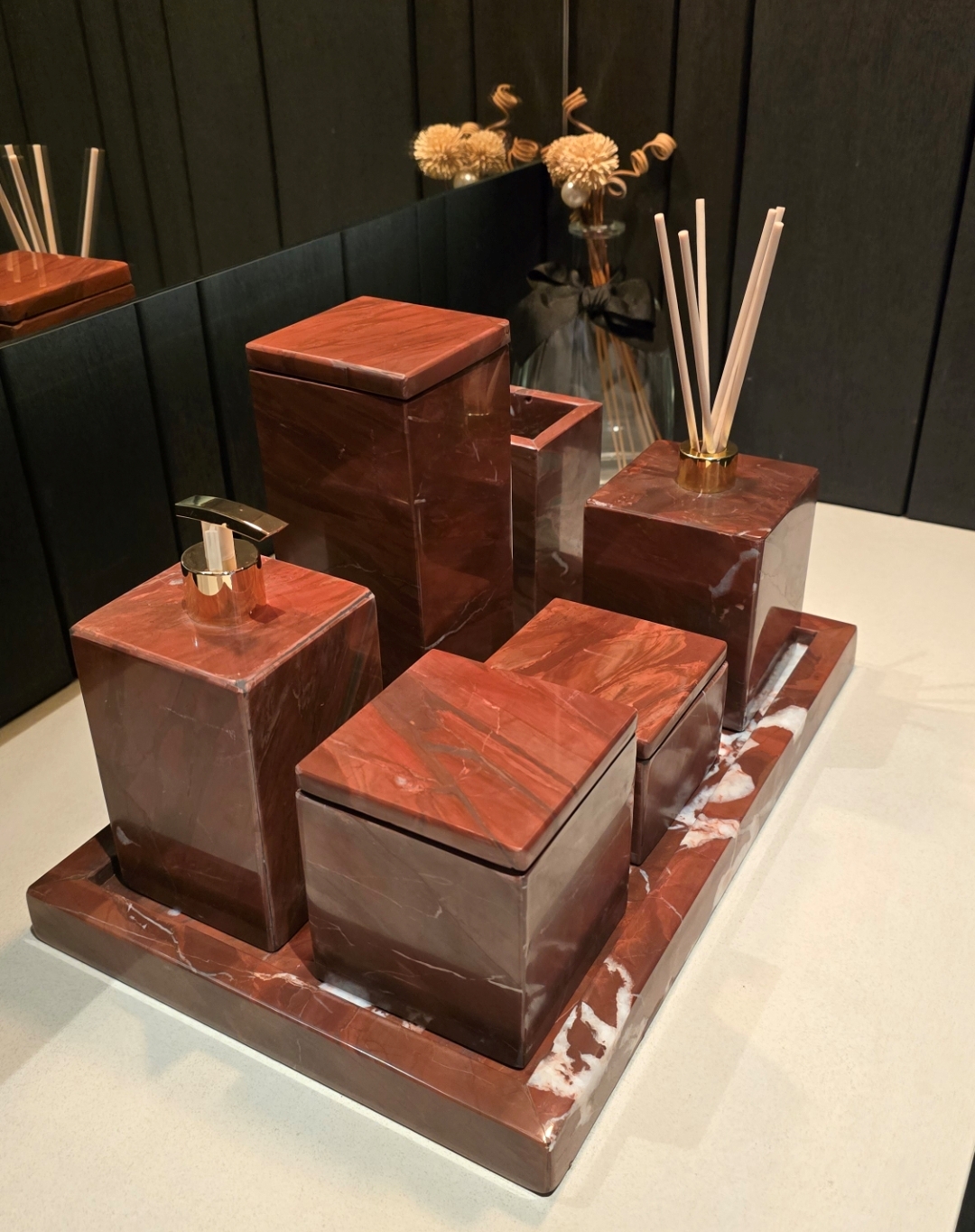 Bathroom set in marble, handcrafted by Brazilian artisans. Exclusive pieces!