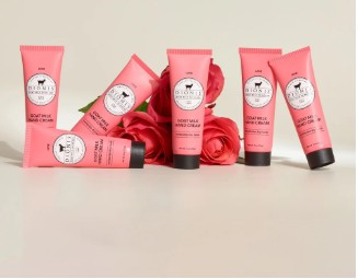 Our unique formula is rich & creamy with an enchanting blend of fragrant jasmine, vanilla, and black currant to hydrate dry skin without leaving a greasy residue. 1 oz