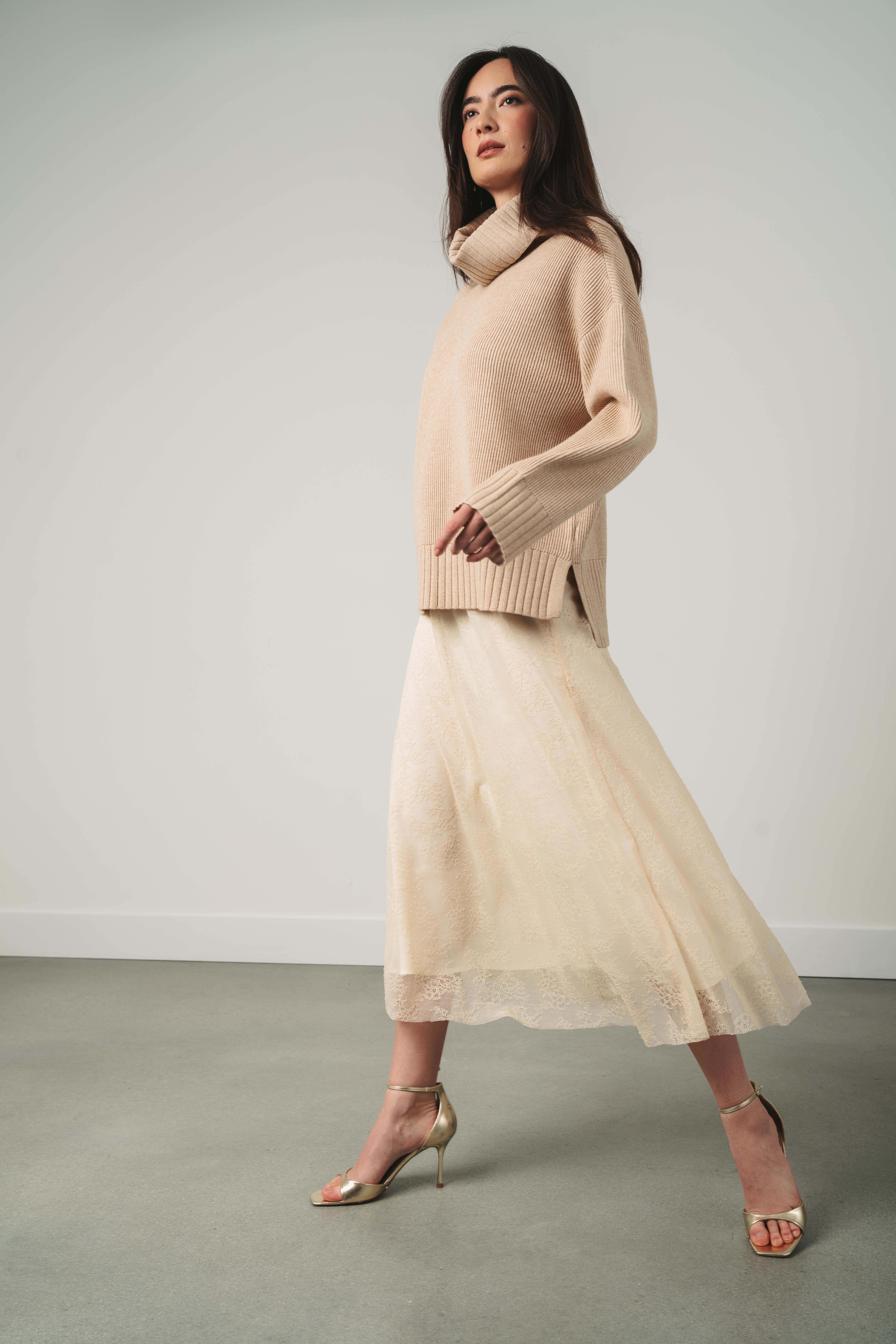 Stretch Lace, fully lined skirt