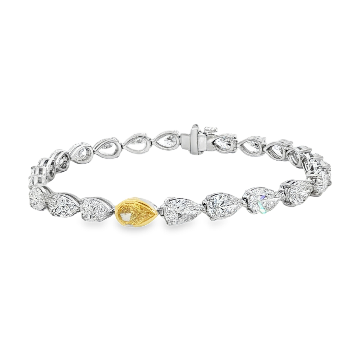 18KWG, 10.45 gram, 23 PS stones, 11.88 GH VVS, with 0.59 FVY PS ( GIA 6237113500 )