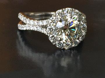 Diamond halo engagement ring