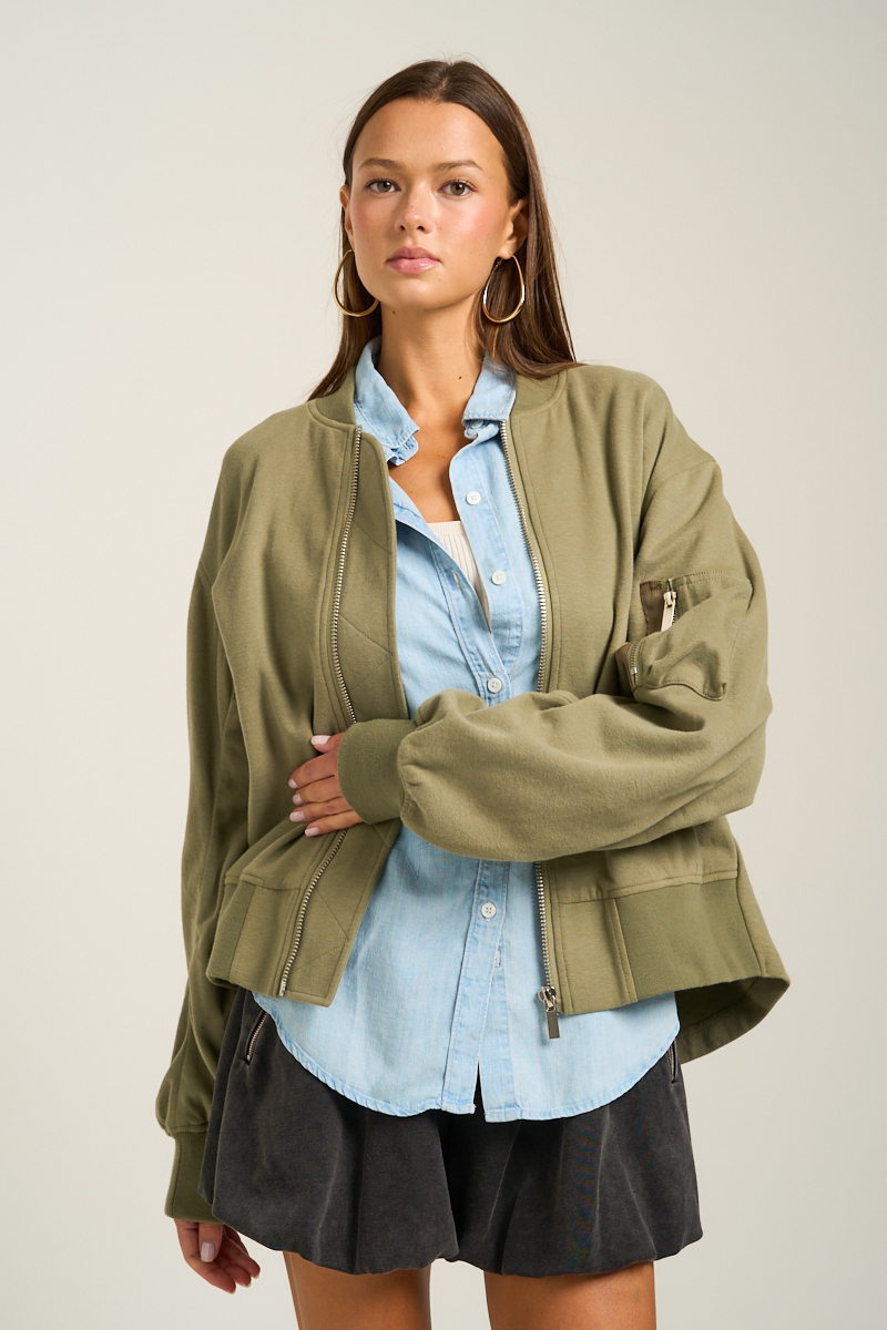 This lightweight zip-up jacket blends functionality and style with a modern twist, featuring a sleek zippered pocket on the sleeve and subtle dropped shoulders for a relaxed silhouette. M1446