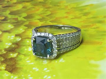 Natural sapphire and diamond ring