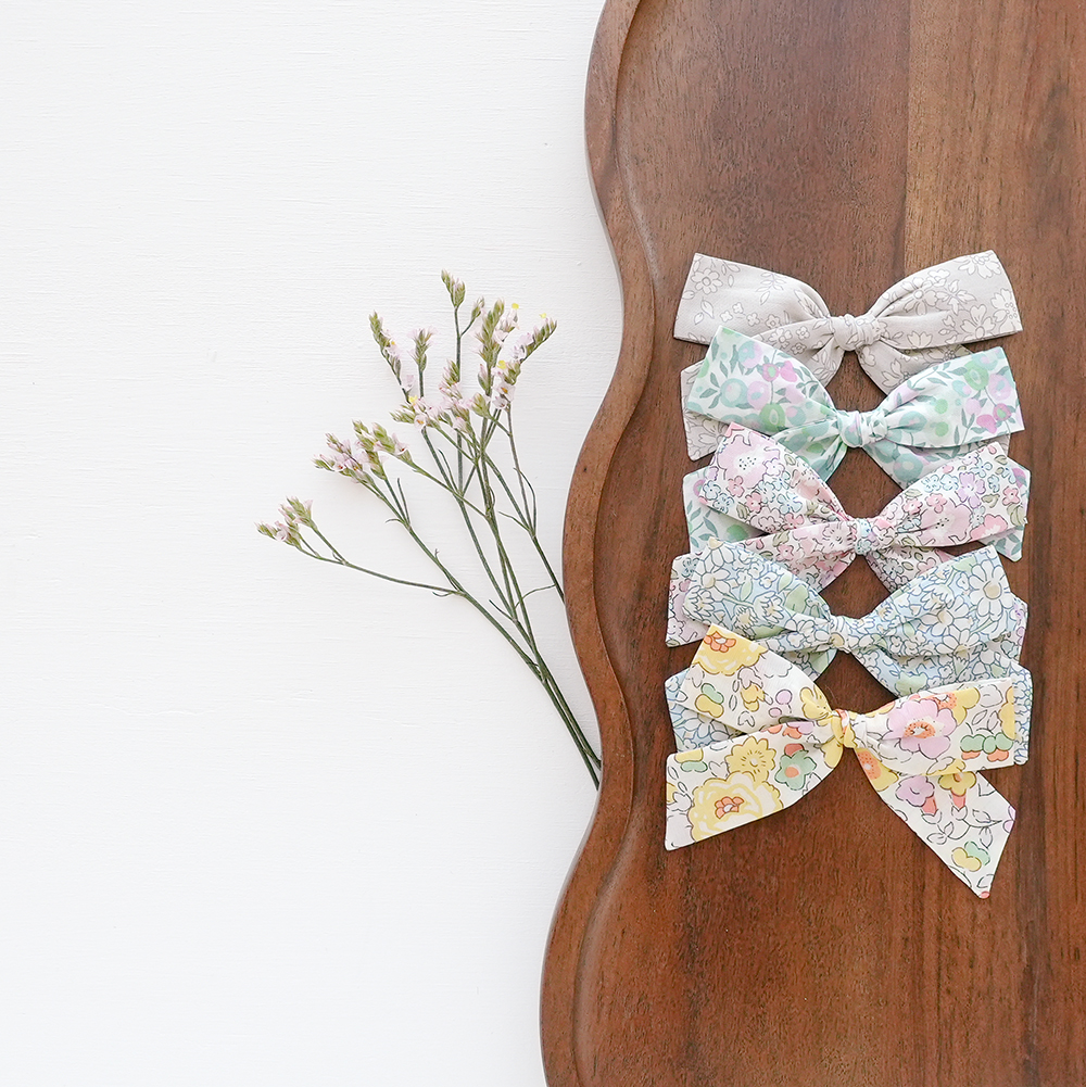 5 Handtied bows on a tray