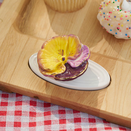 Add a bloom of happiness with pansy pop! This hand-painted floral mini brings cheerful color and garden-inspired charm to brunches, gatherings, and everyday entertaining.