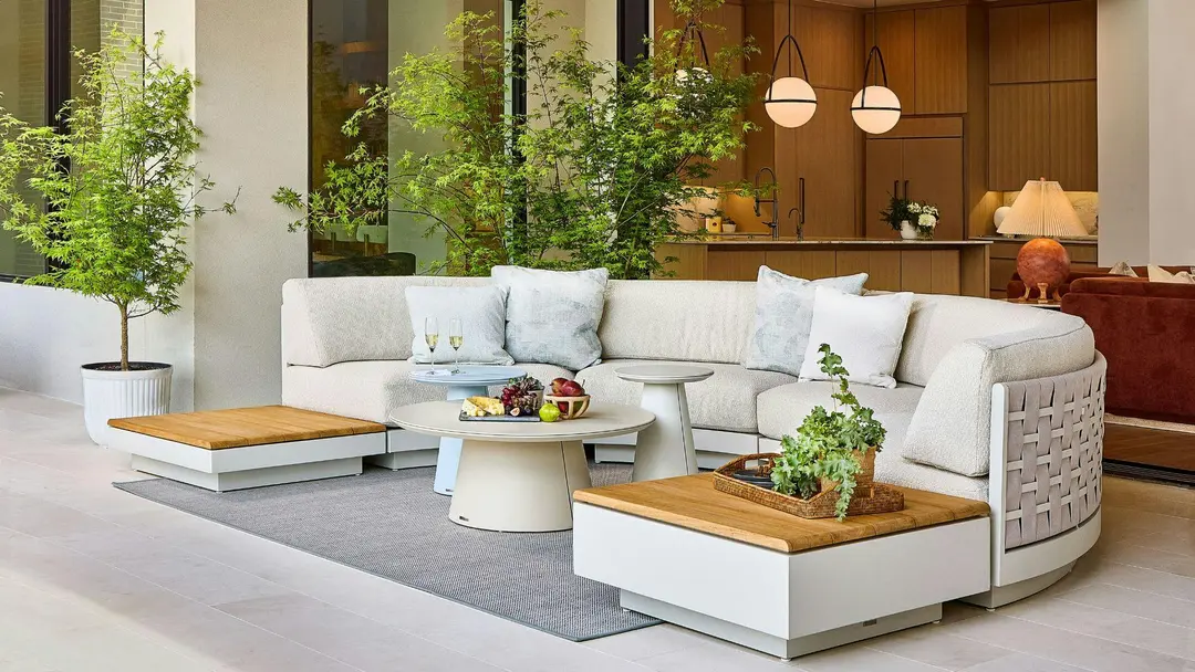 Designed with modular versatility in mind, Huntley adapts effortlessly to any outdoor environment.