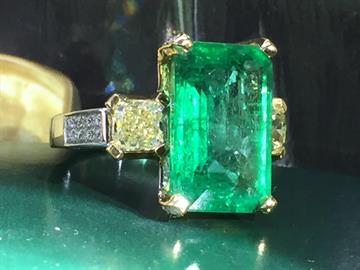 Natural emerald and diamond ring