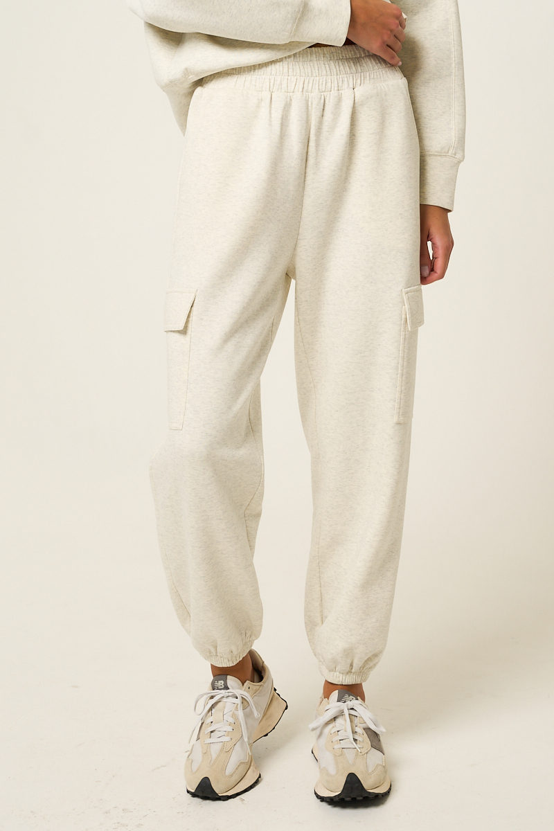 Comfort meets style with these soft joggers designed for flexibility and ease. Featuring elastic cuffs and practical side pockets, they're ideal for casual or streetwear look. P2767