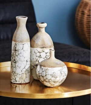 decorative home accents_three vases on a tray